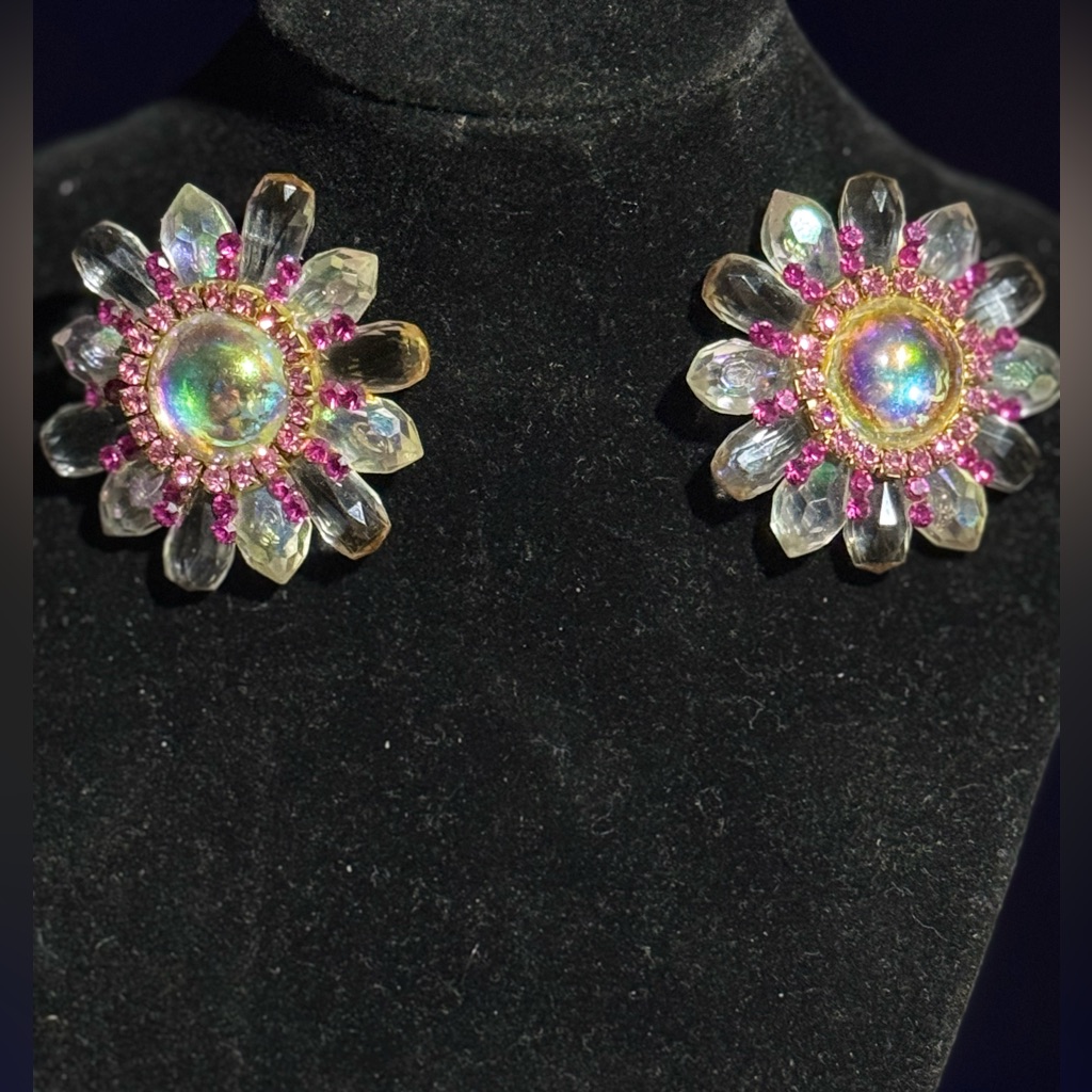Vintage Clip-On Floral Earrings Or Starburst DesignAn Aurora Borealis Finish 45$